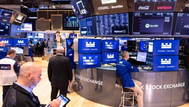 Futures Mixed After Indexes Tumble; AMD Shares Sink; Gold Moves Back Above ,000