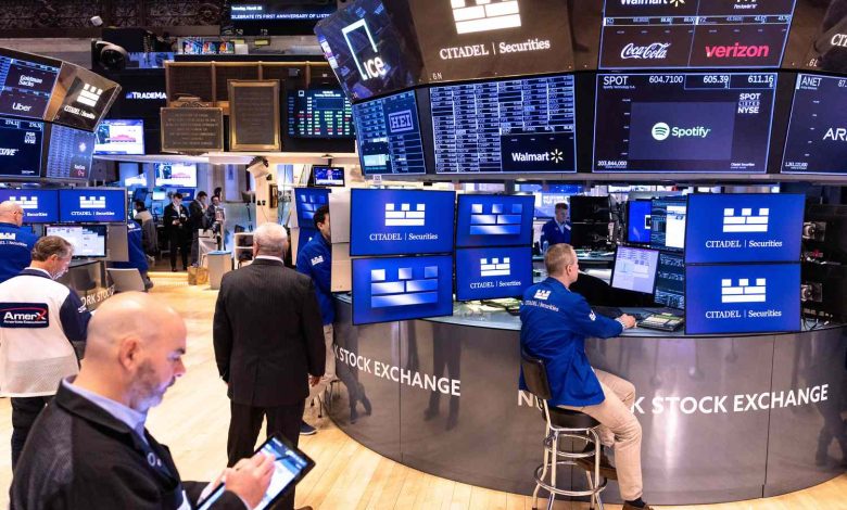 Futures Mixed After Indexes Tumble; AMD Shares Sink; Gold Moves Back Above ,000