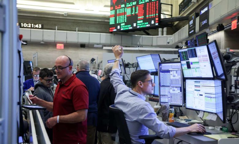 Futures Remain Lower, Treasury Yields Slip After Delayed Retail Sales Data Comes in Below Expectations