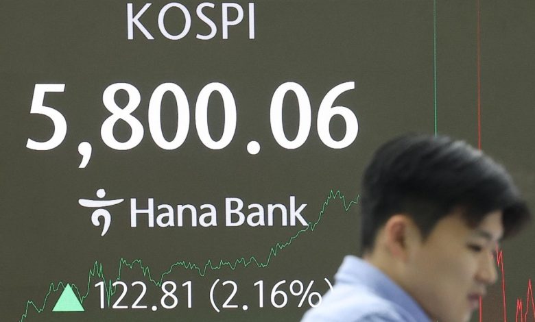 Seoul stocks again end at record high of above 5,800 despite global uncertainties