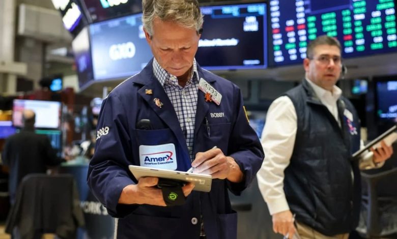 Global stocks fall amid tech slide, yields also decline Global stocks fall amid tech slide, yields also decline