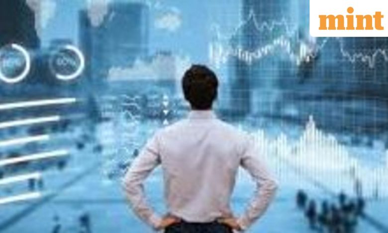 Gold Edges Lower as Traders Weigh Reduced Rate-Cut Prospects