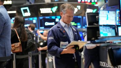 US stocks trim much of an early drop as market remains twitchy after oil spikes to nearly 0