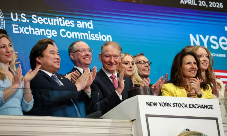 Global stocks rise, oil dips under 0 as Trump extends Iran truce