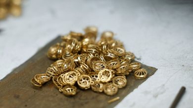 Gold edges higher, still on track for first down week in five