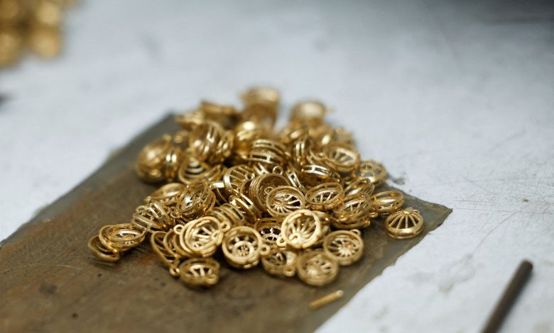 Gold edges higher, still on track for first down week in five