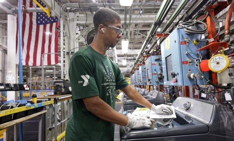 Americans are getting smaller pay raises as inflation ticks up Americans are getting smaller pay raises as inflation ticks up