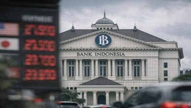 Indonesian Rupiah Slides as Bond Selloff Precedes Rate Call