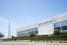 Funds Pitching SpaceX Rush to Lure Retail Investors Before IPO