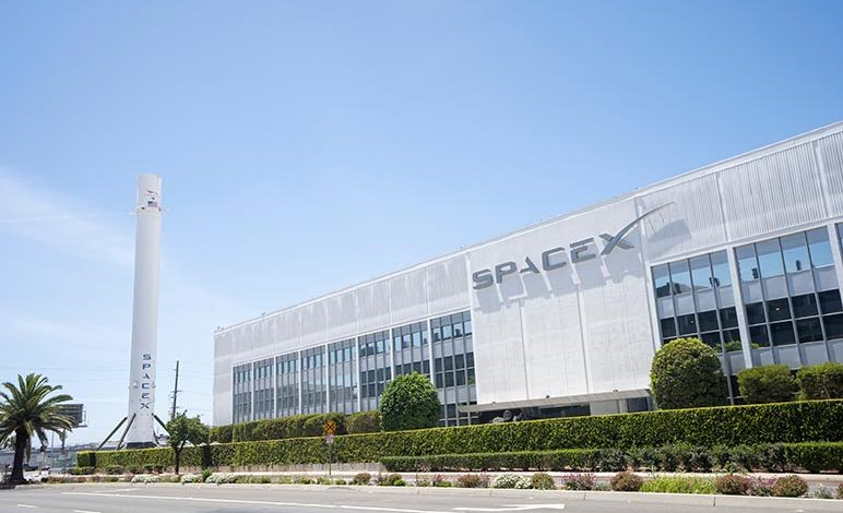 Funds Pitching SpaceX Rush to Lure Retail Investors Before IPO