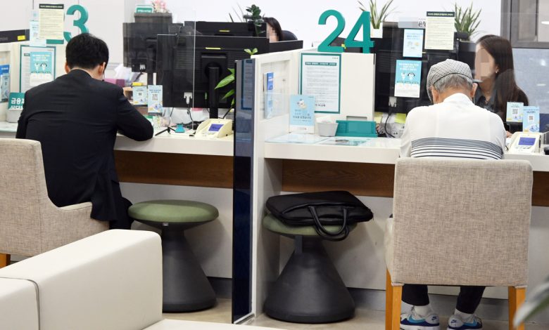 Corporate Bank Loans Rise for Third Straight Month Amid Bond Market Tightening