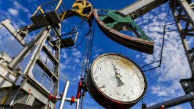 US crude oil futures climb around 4% to 6.8 per barrel, highest since 2008