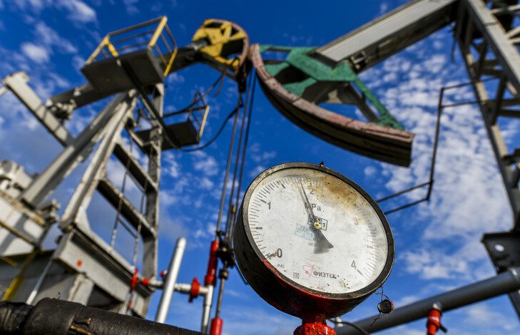 US crude oil futures climb around 4% to 6.8 per barrel, highest since 2008