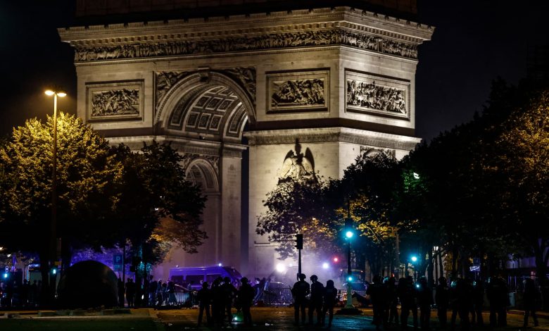 PSG supporters spill onto Paris streets, some clashes with police PSG supporters spill onto Paris streets, some clashes with police