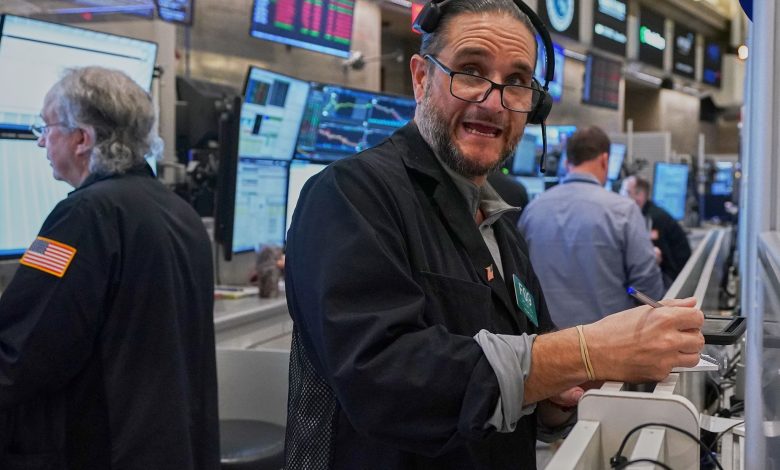 US stocks rally after pressure eases from the bond market and oil prices fall US stocks rally after pressure eases from the bond market and oil prices fall