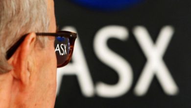 Banks and tech stocks lift Australian shares, but weekly fall looms