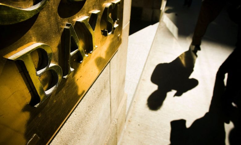 TSX edges up on US-Iran truce optimism, mining gains