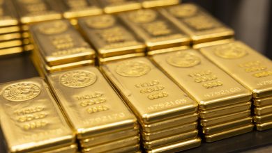 Gold falls as new U.S-Iran strikes boost oil, Fed rate-hike bets weigh