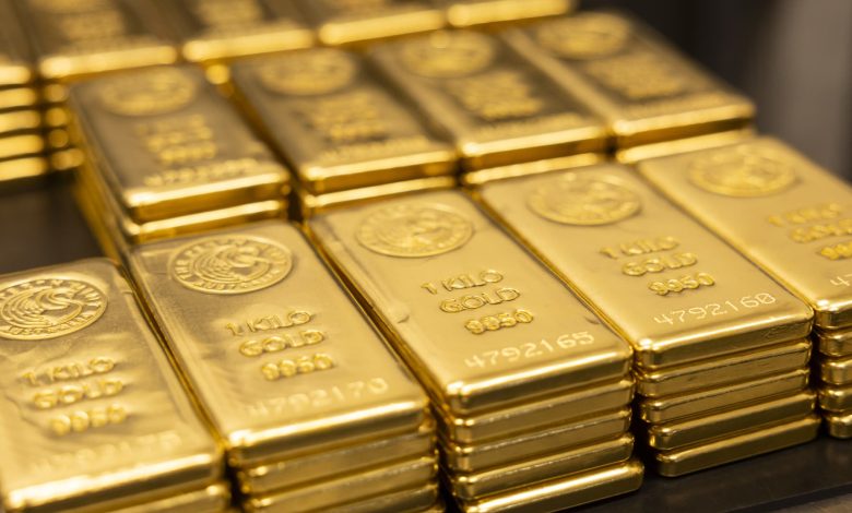 Gold falls as new U.S-Iran strikes boost oil, Fed rate-hike bets weigh