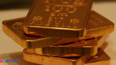 Gold set for fourth monthly fall on bets of Fed rate hikes