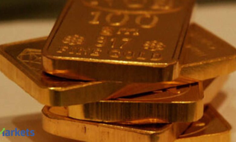Gold set for fourth monthly fall on bets of Fed rate hikes