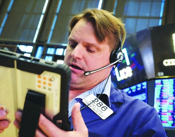 Global stocks fall on tech sell-off, Middle East tensions Global stocks fall on tech sell-off, Middle East tensions
