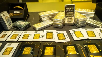 Gold clings to ,000 lifeline after sharp sell-off amid US Fed uncertainty Gold clings to ,000 lifeline after sharp sell-off amid US Fed uncertainty