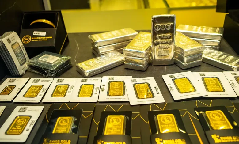 Gold clings to ,000 lifeline after sharp sell-off amid US Fed uncertainty Gold clings to ,000 lifeline after sharp sell-off amid US Fed uncertainty