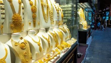 Gold drops slightly, but ,000 remains in sight, analysts say