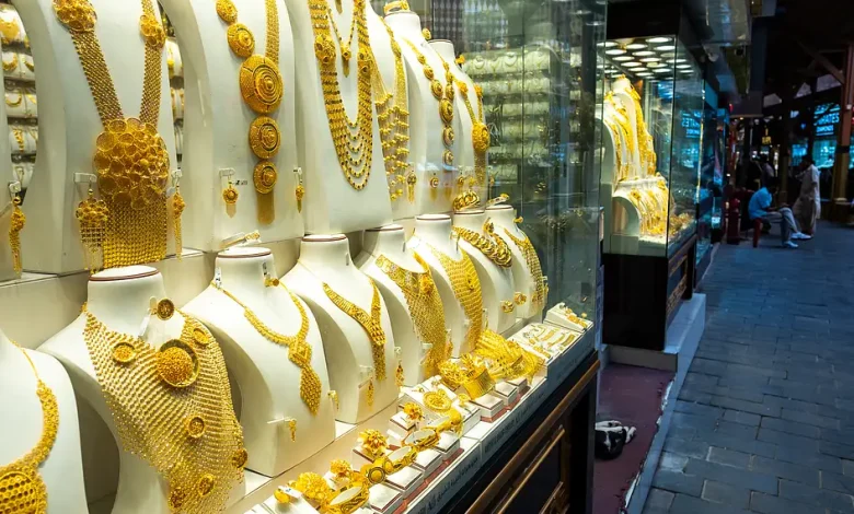 Gold drops slightly, but ,000 remains in sight, analysts say