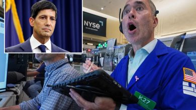 Dow tumbles 500 points after Fed officials hint at possible rate hike