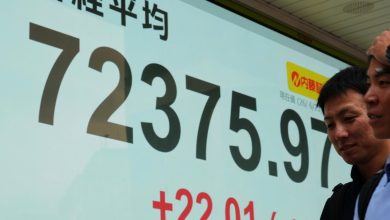 World shares mostly gain on rebound in tech stocks, while oil slips