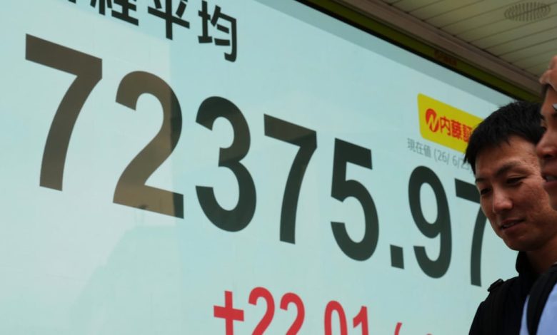 World shares mostly gain on rebound in tech stocks, while oil slips