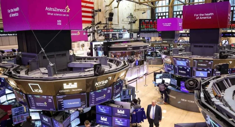 Wall Street ends nine-week winning streak as tech stocks plunge Wall Street ends nine-week winning streak as tech stocks plunge