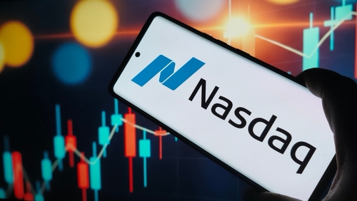 Three Major Indices Rise Across the Board, Philadelphia Semiconductor Index Gains Over 8%, Trump Says He Will Sign Iran Deal This Weekend