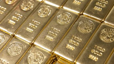 Gold eases as markets await Fed minutes for direction