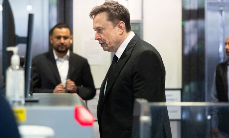Elon Musk and Sam Altman spar on X after Apple files OpenAI lawsuit Elon Musk and Sam Altman spar on X after Apple files OpenAI lawsuit
