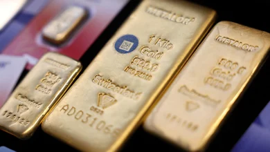 Gold falls as traders weigh Fed rate path and Hormuz attacks