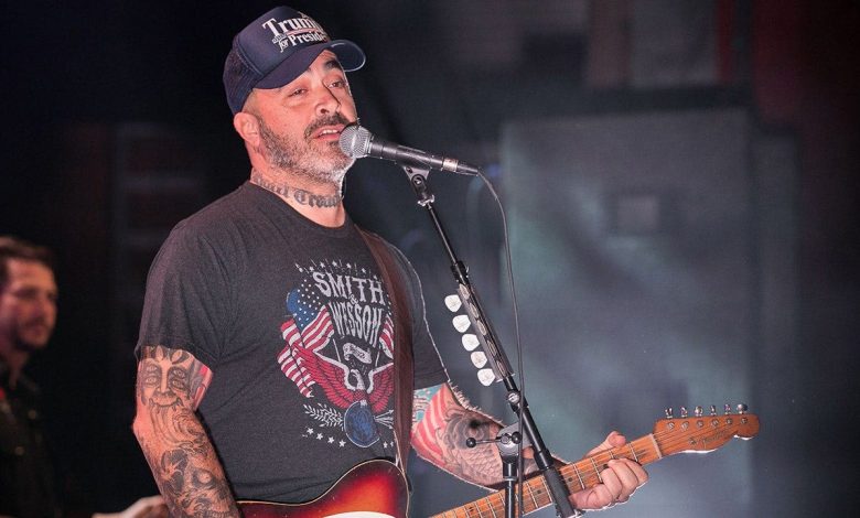 Aaron Lewis claims music industry turned its back on him for politics Aaron Lewis claims music industry turned its back on him for politics