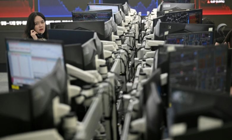 Stock markets diverge as tech recovery stutters Stock markets diverge as tech recovery stutters