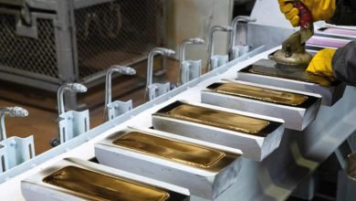 Gold eases as markets await Fed minutes for direction