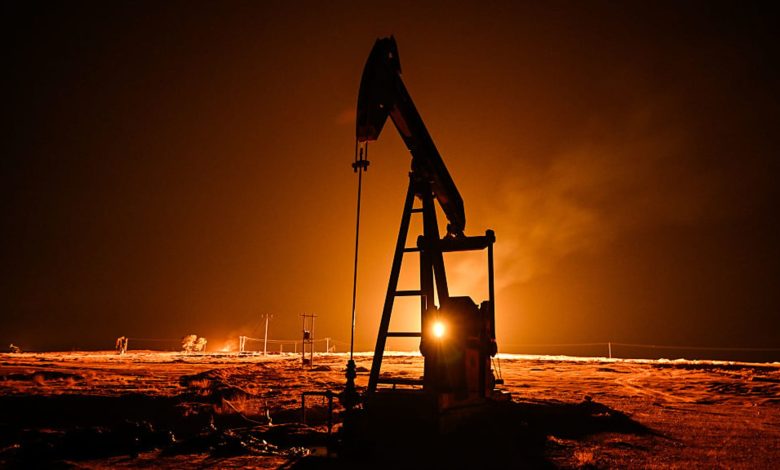 Oil treads water as U.S.-Iran peace talks stall, Hormuz shipping slows