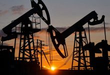 Oil hits one-week low as investors shrug off Iran sanctions