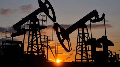 Oil hits one-week low as investors shrug off Iran sanctions