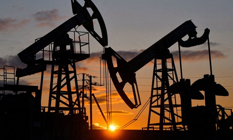 Oil hits one-week low as investors shrug off Iran sanctions