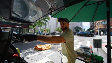 38-year-old runs a mobile pizzeria out of his Smart car in New York City 38-year-old runs a mobile pizzeria out of his Smart car in New York City