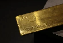 Gold advances as US dollar pushes lower on easing Fed hike bets