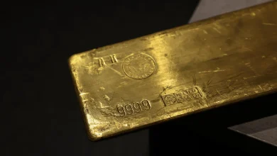 Gold advances as US dollar pushes lower on easing Fed hike bets Gold advances as US dollar pushes lower on easing Fed hike bets
