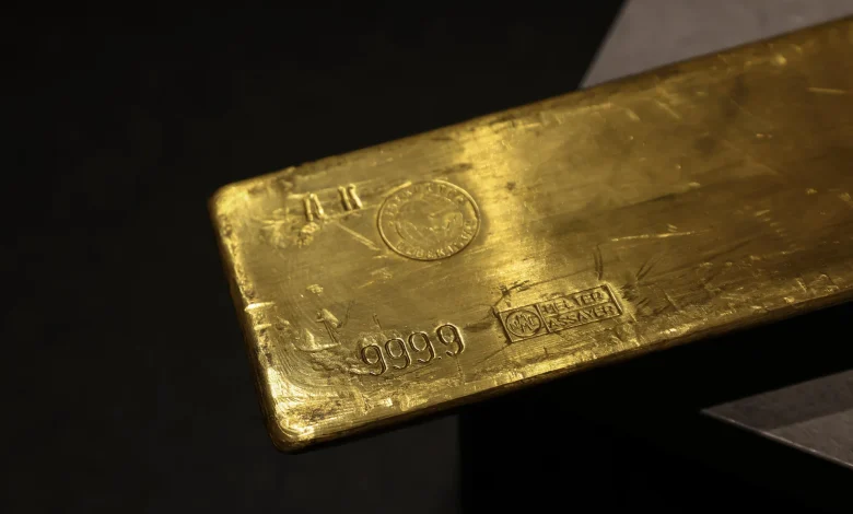 Gold advances as US dollar pushes lower on easing Fed hike bets Gold advances as US dollar pushes lower on easing Fed hike bets