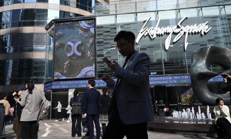 Global stocks dive on tumbling tech and rate hike fears Global stocks dive on tumbling tech and rate hike fears